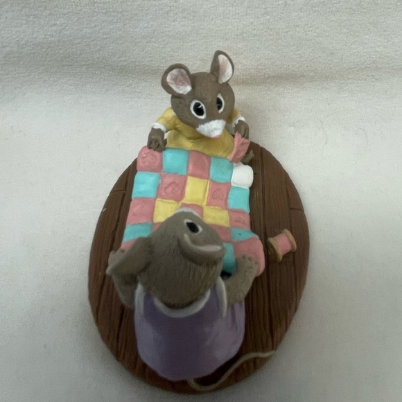Mice with Quilt Tender Touches Hallmark Figurine - Picture 3 of 8
